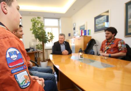 Obisk skavtov, Luč miru iz Betlehema 05 Foto Ljubo Vukelič